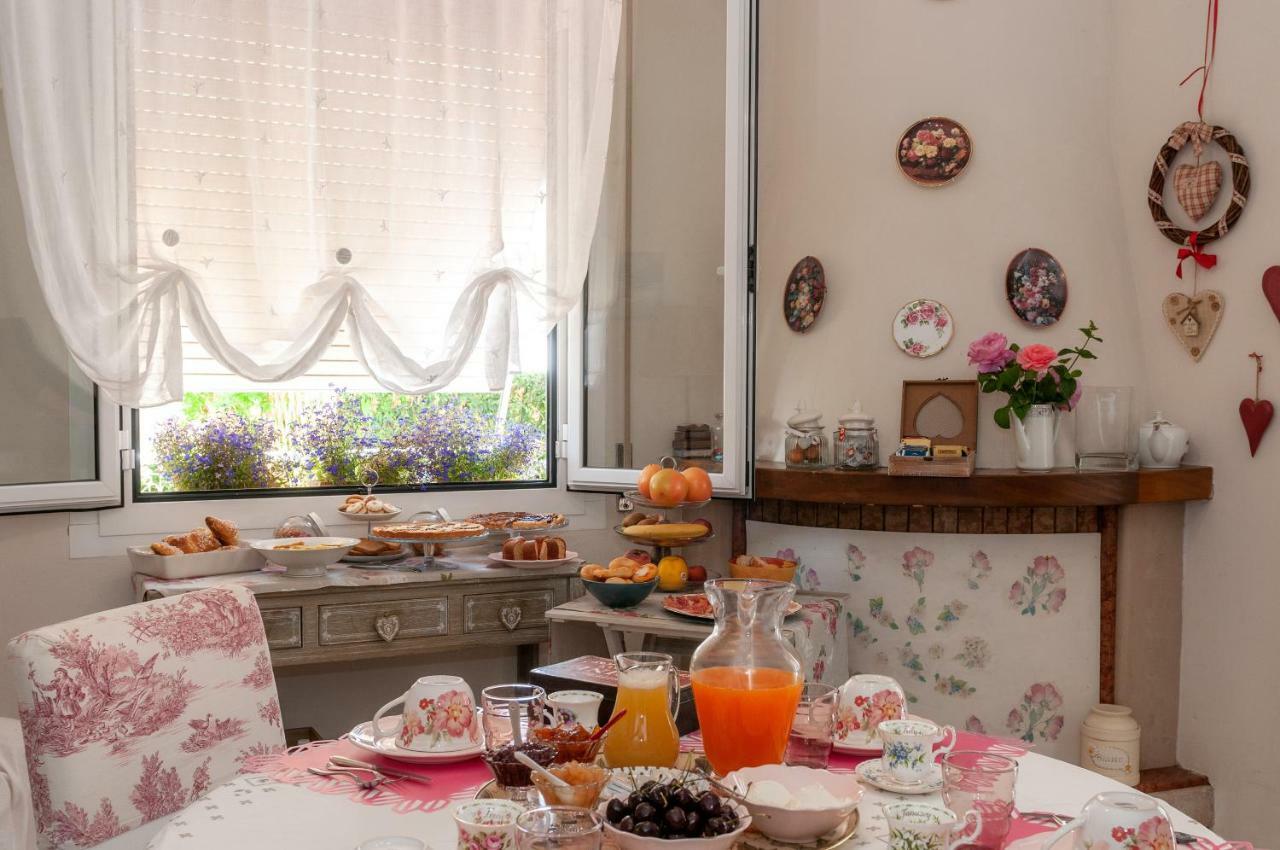 Tre Civette Sul Como Bed & Breakfast Marina di Massa Exterior photo