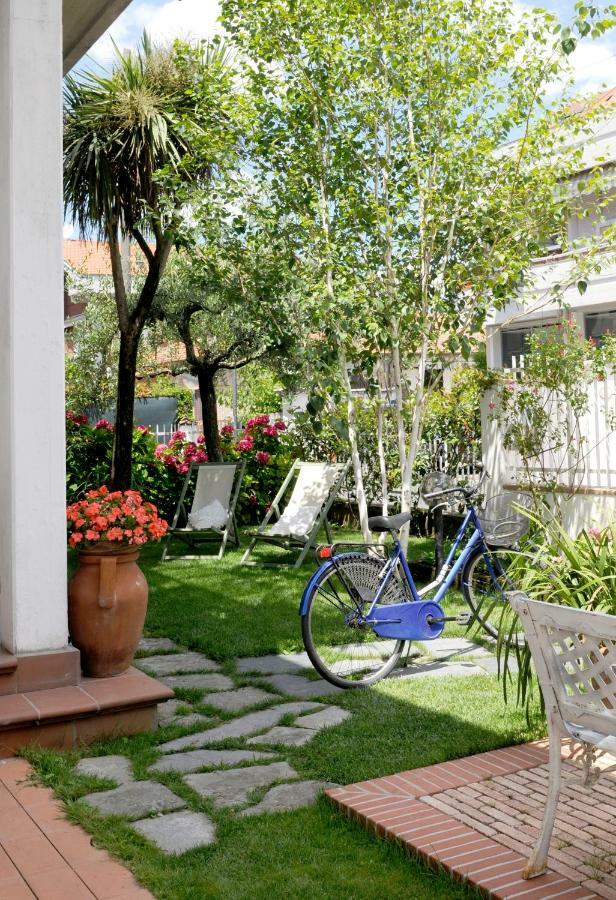 Tre Civette Sul Como Bed & Breakfast Marina di Massa Exterior photo