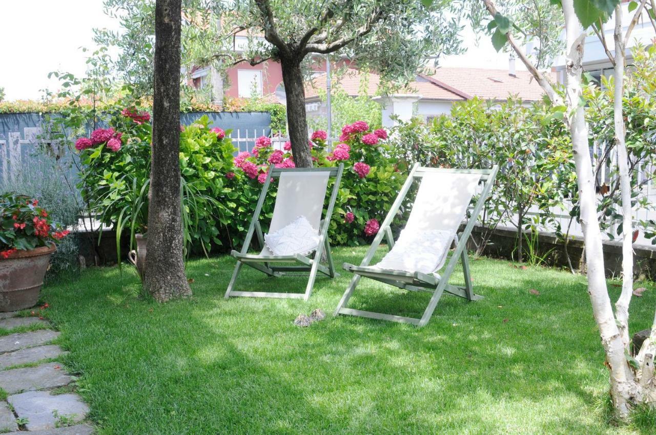 Tre Civette Sul Como Bed & Breakfast Marina di Massa Exterior photo