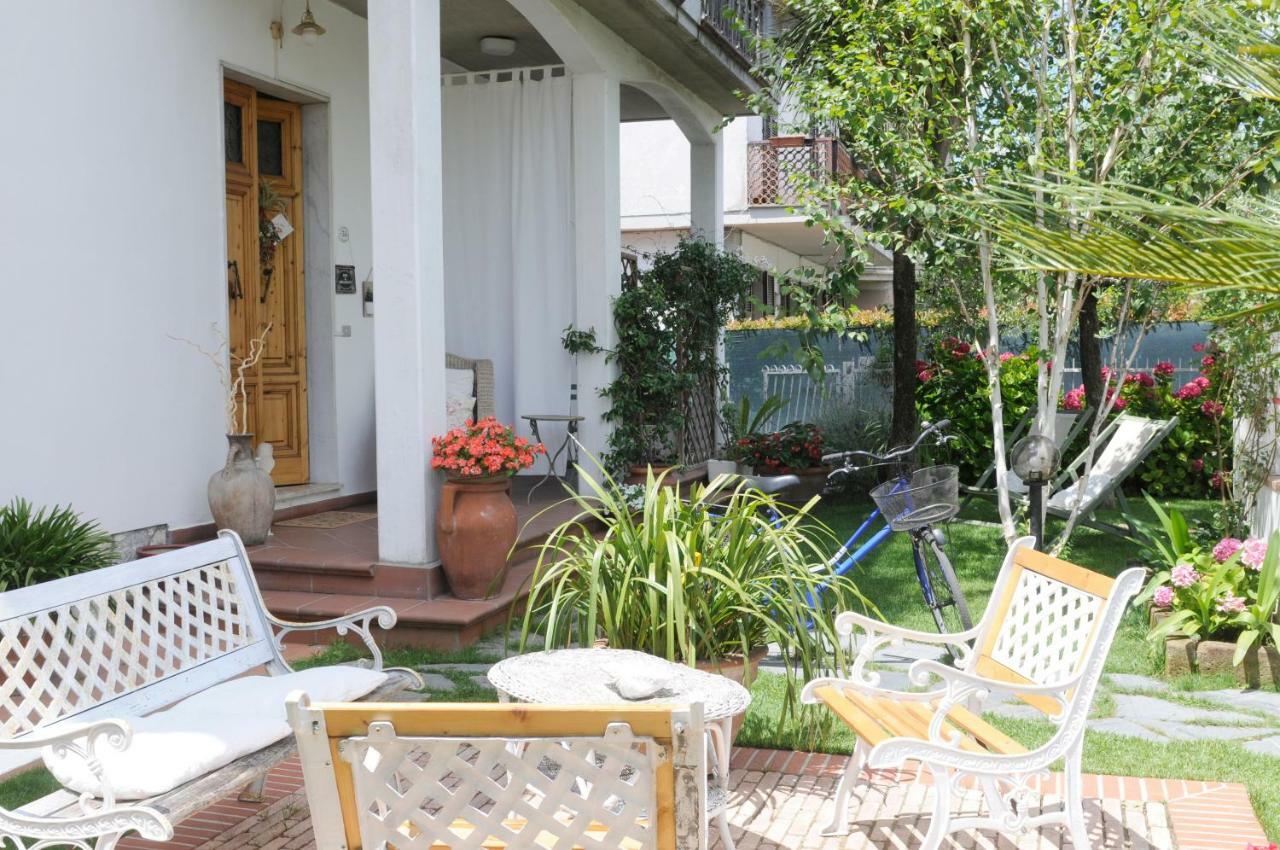 Tre Civette Sul Como Bed & Breakfast Marina di Massa Exterior photo