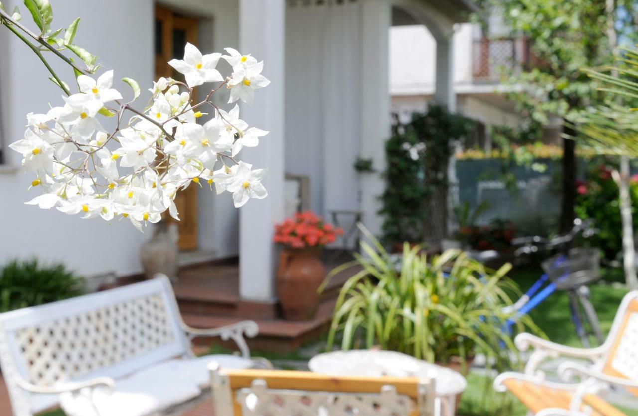 Tre Civette Sul Como Bed & Breakfast Marina di Massa Exterior photo
