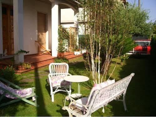 Tre Civette Sul Como Bed & Breakfast Marina di Massa Exterior photo